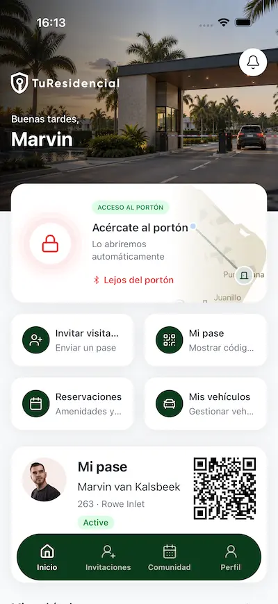 Pantalla principal de la app: abrir el portón, invitar visitantes, pase QR y novedades de la comunidad